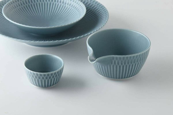 小田陶器:さざなみデザイン磁器注ぎ口付きボウル(ダークブルー) 小田陶器さざなみ片口小鉢(ブルーグレー)