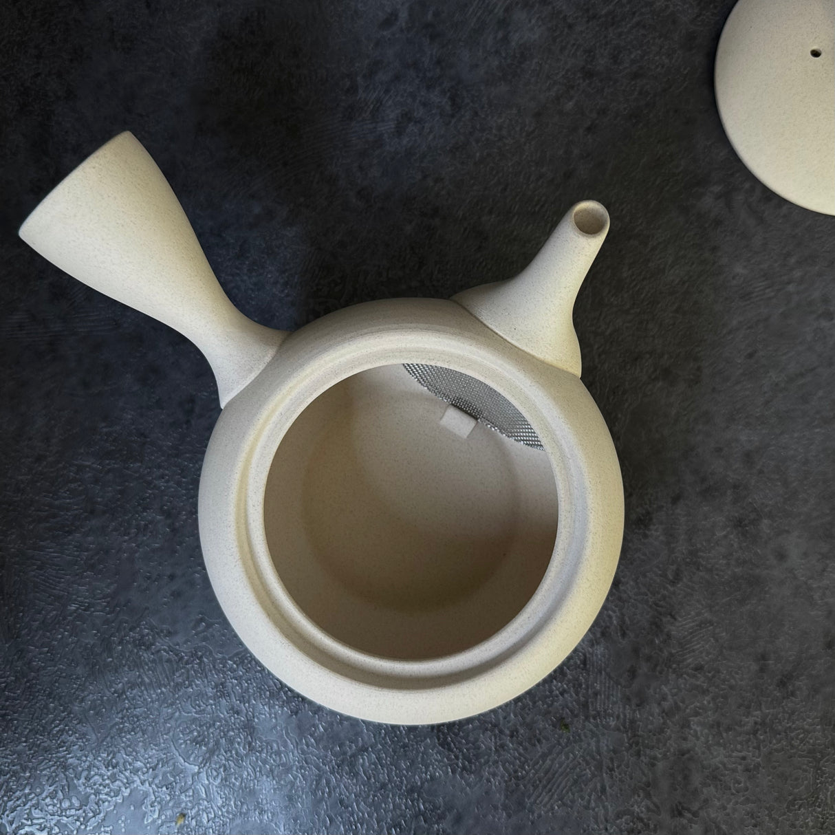 DISCONTINUED Shoko Kiln (F414): Clouds Taira - Off White Clay Kyusu Tea Pot (300 ml) 晶光白泥平丸急須