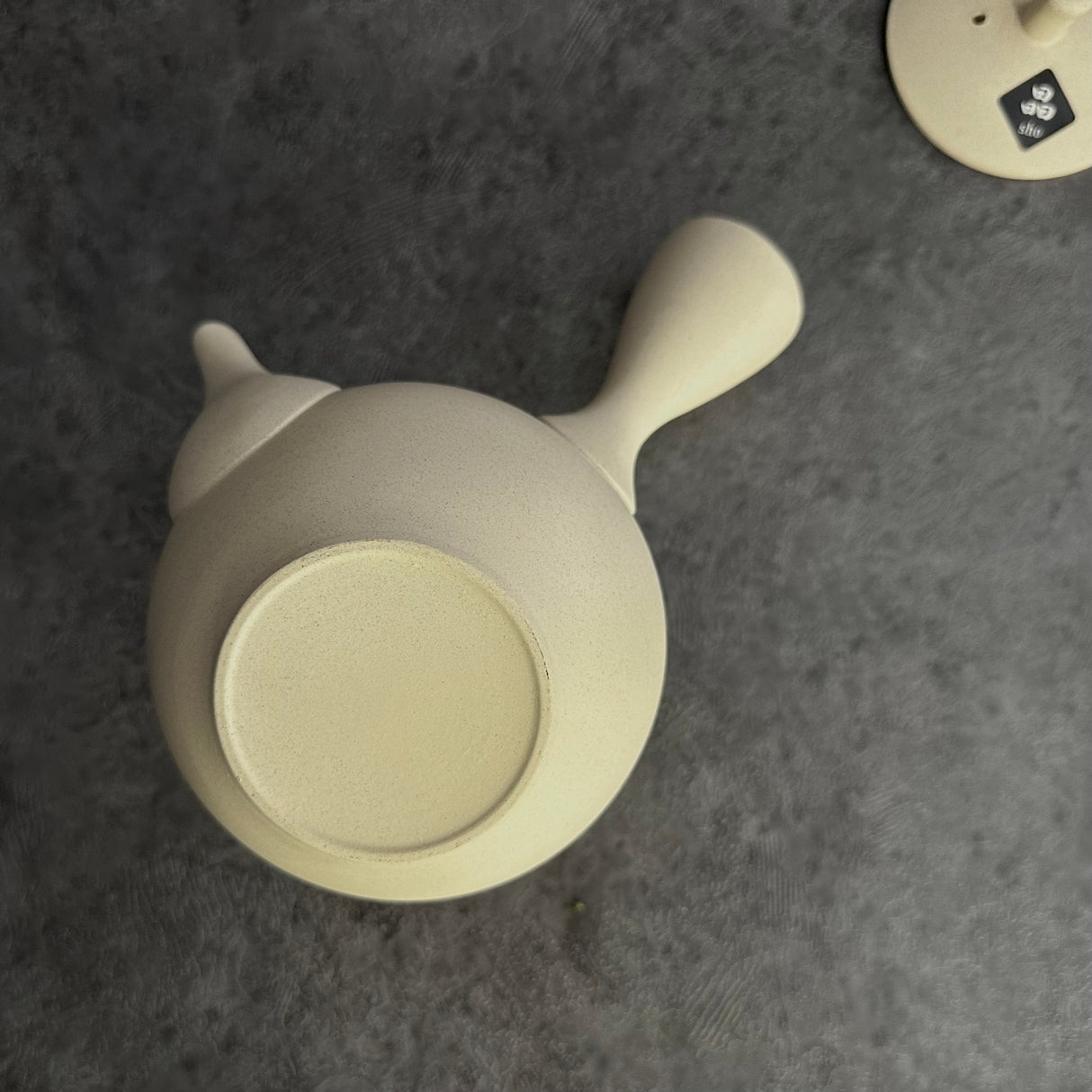DISCONTINUED Shoko Kiln Y731: Clouds Maru - Off White Clay Kyusu Tea Pot (320 ml) 晶光白泥丸急須