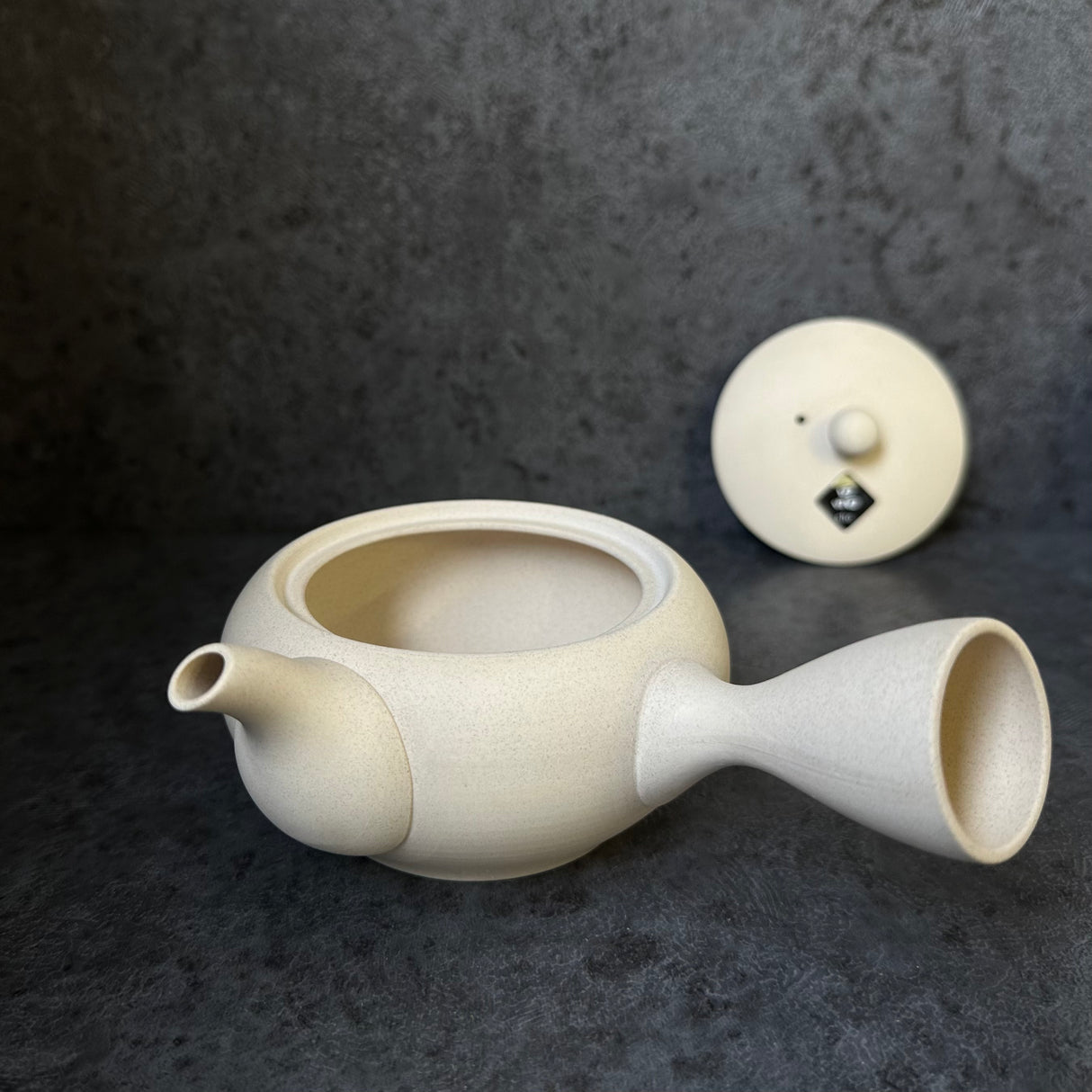 DISCONTINUED Shoko Kiln (F414): Clouds Taira - Off White Clay Kyusu Tea Pot (300 ml) 晶光白泥平丸急須