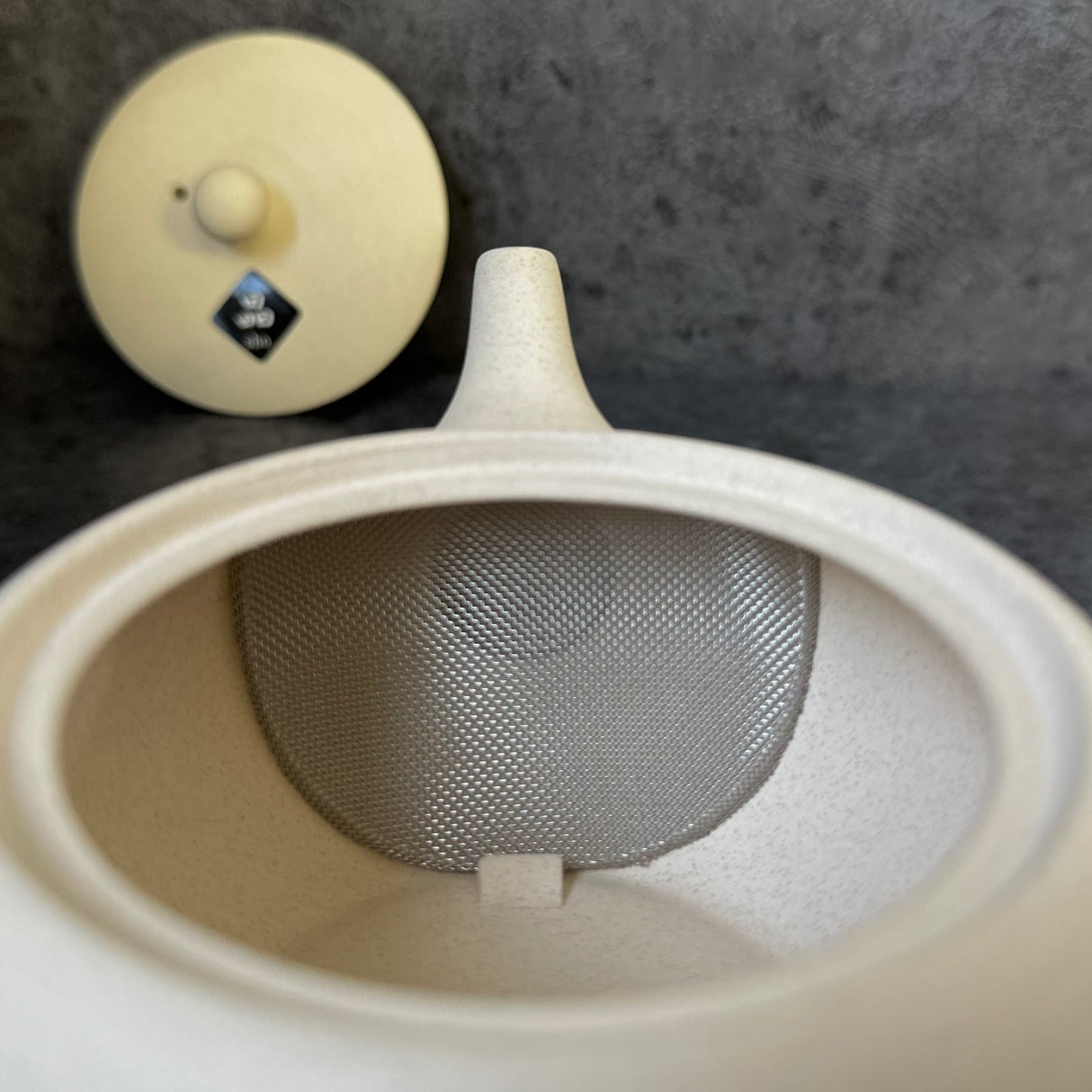 DISCONTINUED Shoko Kiln (F414): Clouds Taira - Off White Clay Kyusu Tea Pot (300 ml) 晶光白泥平丸急須