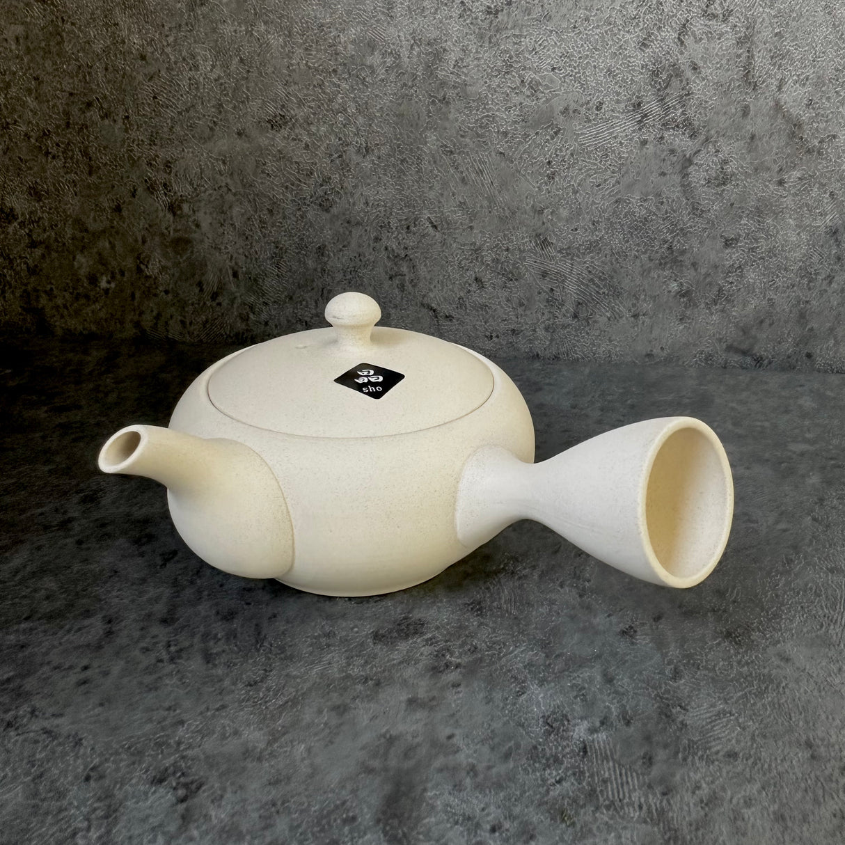 DISCONTINUED Shoko Kiln (F414): Clouds Taira - Off White Clay Kyusu Tea Pot (300 ml) 晶光白泥平丸急須