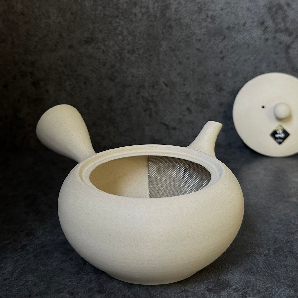 DISCONTINUED Shoko Kiln (F414): Clouds Taira - Off White Clay Kyusu Tea Pot (300 ml) 晶光白泥平丸急須