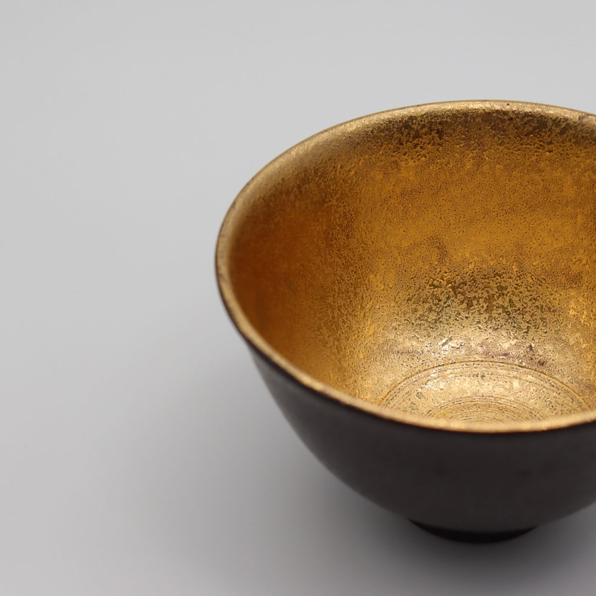 Hasamiyaki Matcha Tea Bowl – Black with Gold 波佐見焼の抹茶碗 黒吹金彩碗金