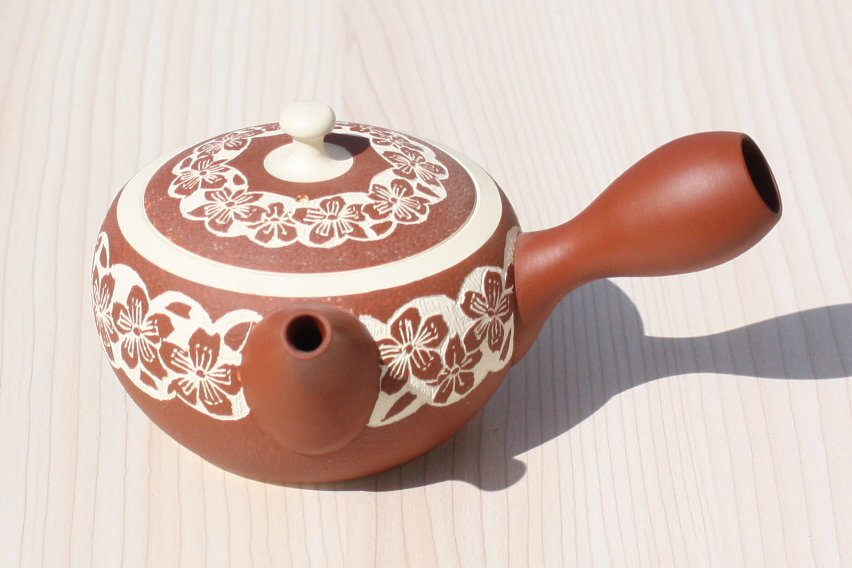 Tousen Kiln Tokoname Kyusu Tea Pot with Pressed Sakura Design (230 cc) 陶仙窯 白泥赤色桜急須 セラメッシュ