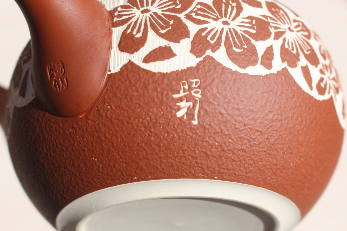 Tousen Kiln Tokoname Kyusu Tea Pot with Pressed Sakura Design (230 cc) 陶仙窯 白泥赤色桜急須 セラメッシュ