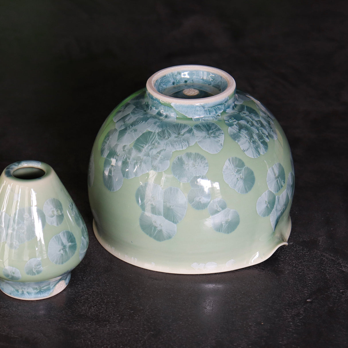 Kiwakoto Suikaen Green Matcha Pouring Bowl & Whisk Stand Set 片口抹茶碗と茶筅直しセット みどり