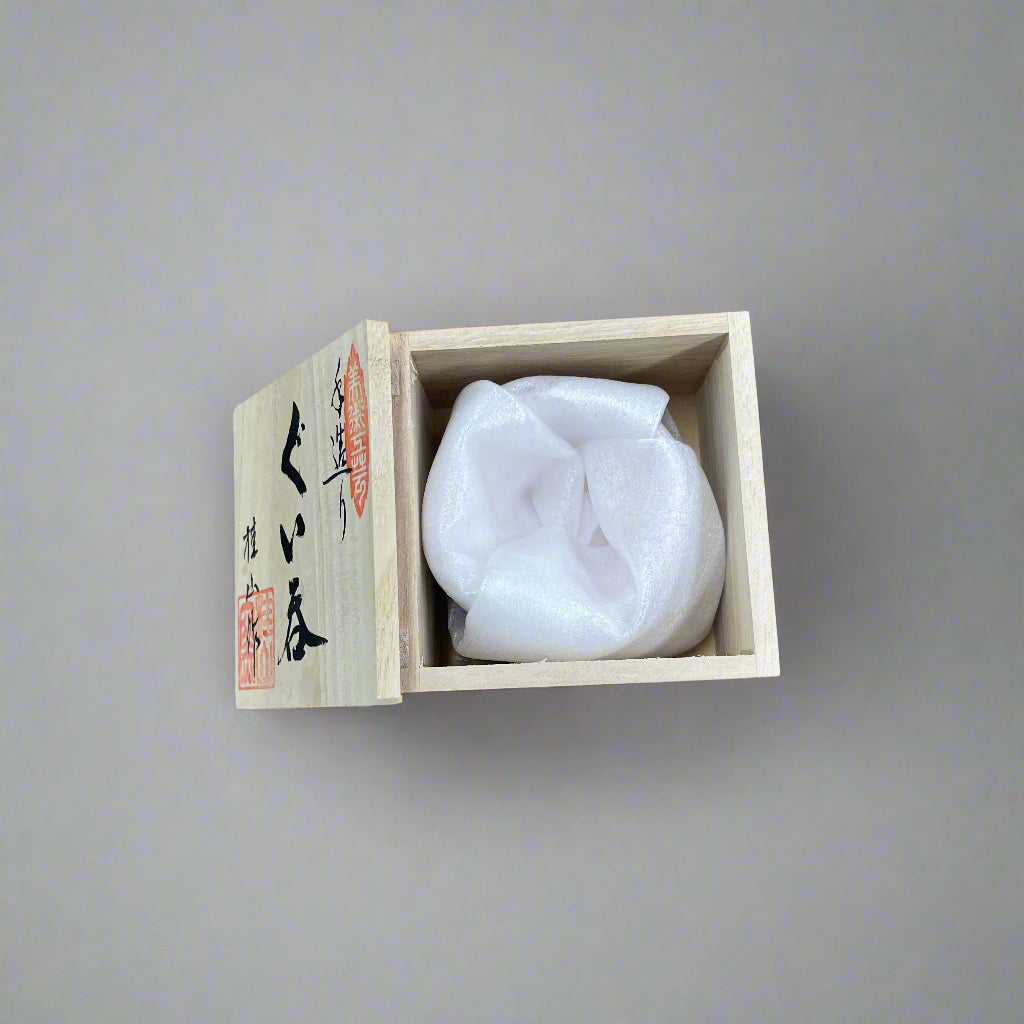 Keizan Kiln: Handcrafted Shino Aikake Guinomi Cup with Wooden Box 桂山作:手造り志野藍掛けぐい呑