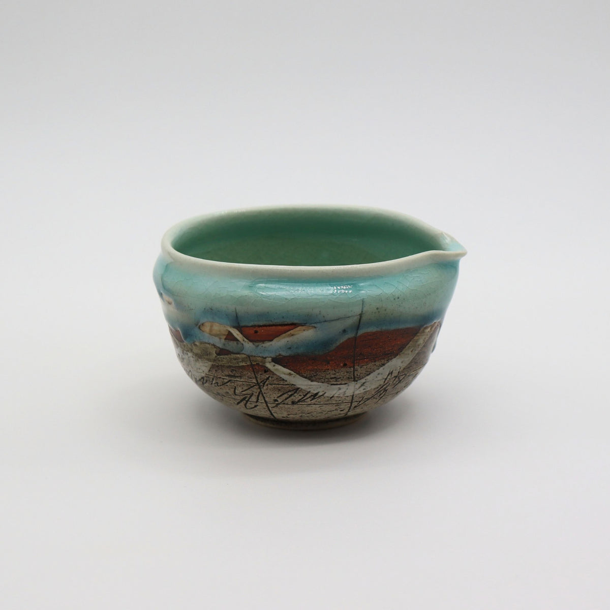 Mino Ware Blue and White Matcha Tea Bowl with Pouring Lip / 【片口抹茶碗】片口二色線描き青白 yunomi.life