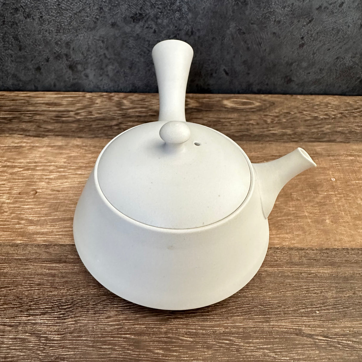 Fujita Tokuta Y337 (Limited): Tamago White Triangle - Tokoname Kyusu with Ceramic Mesh Strainer (230 ml)