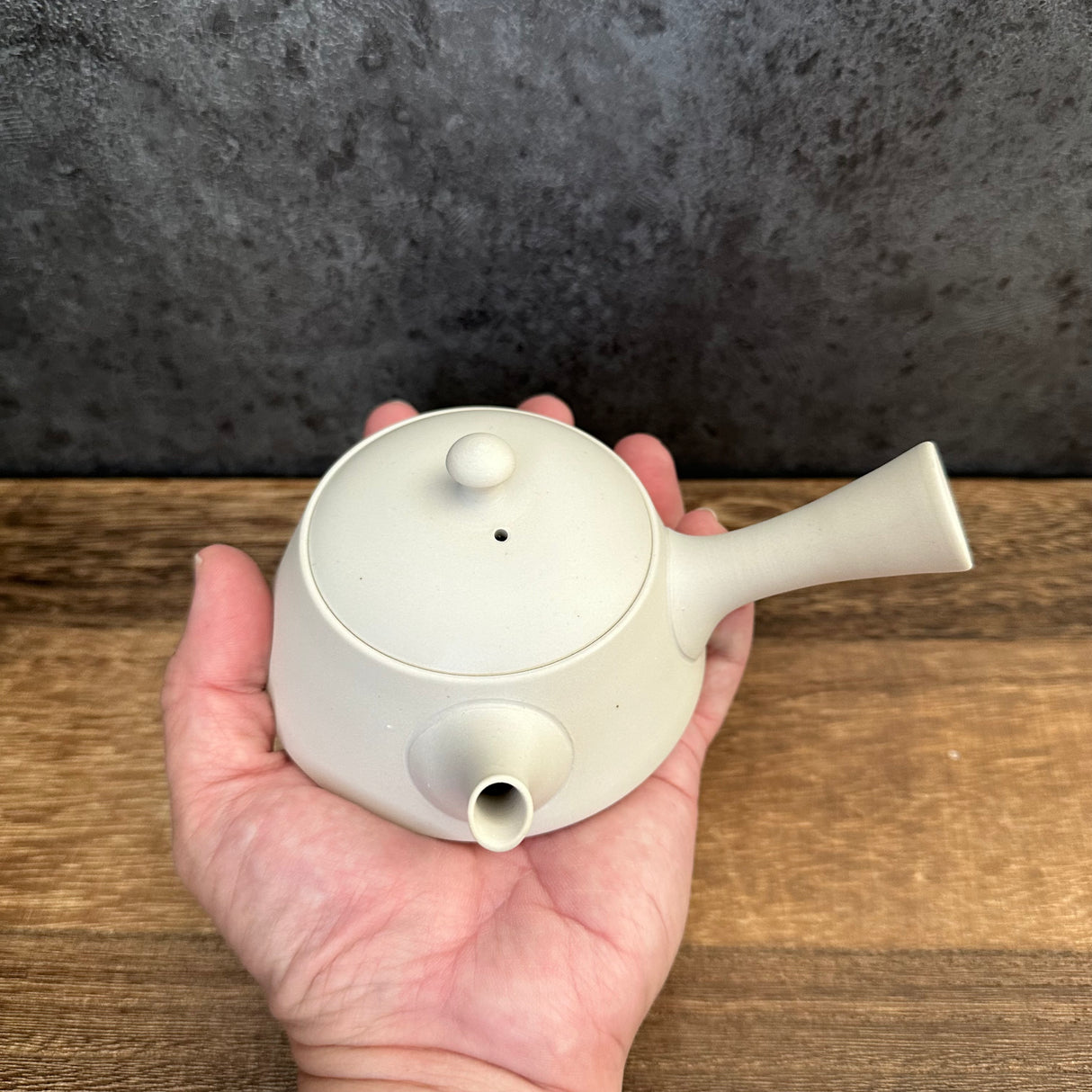 Fujita Tokuta Y337 (Limited): Tamago White Triangle - Tokoname Kyusu with Ceramic Mesh Strainer (230 ml)