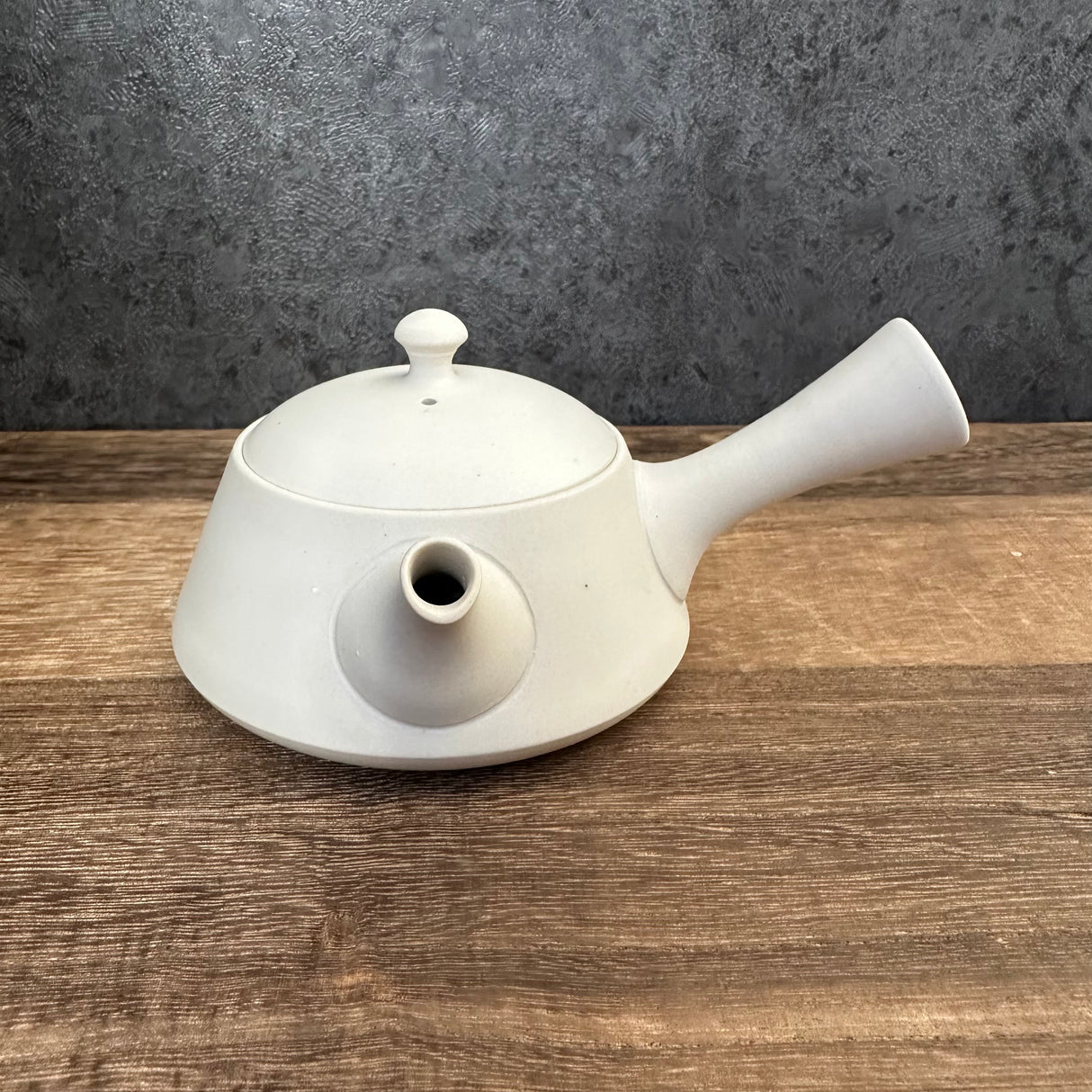 Fujita Tokuta Y337 (Limited): Tamago White Triangle - Tokoname Kyusu with Ceramic Mesh Strainer (230 ml)