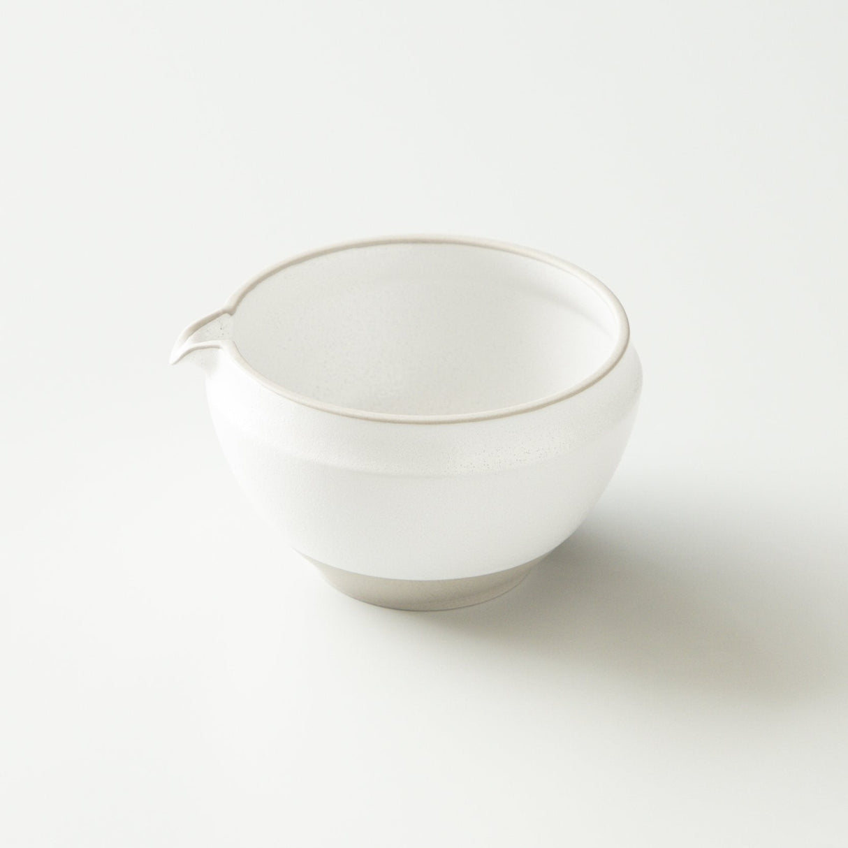 (temporary out of stock) Origami Tea Kumoi Cloud White Minoyaki Porcelain Matcha Bowl with Pouring Lip 抹茶碗 雲居ホワイト