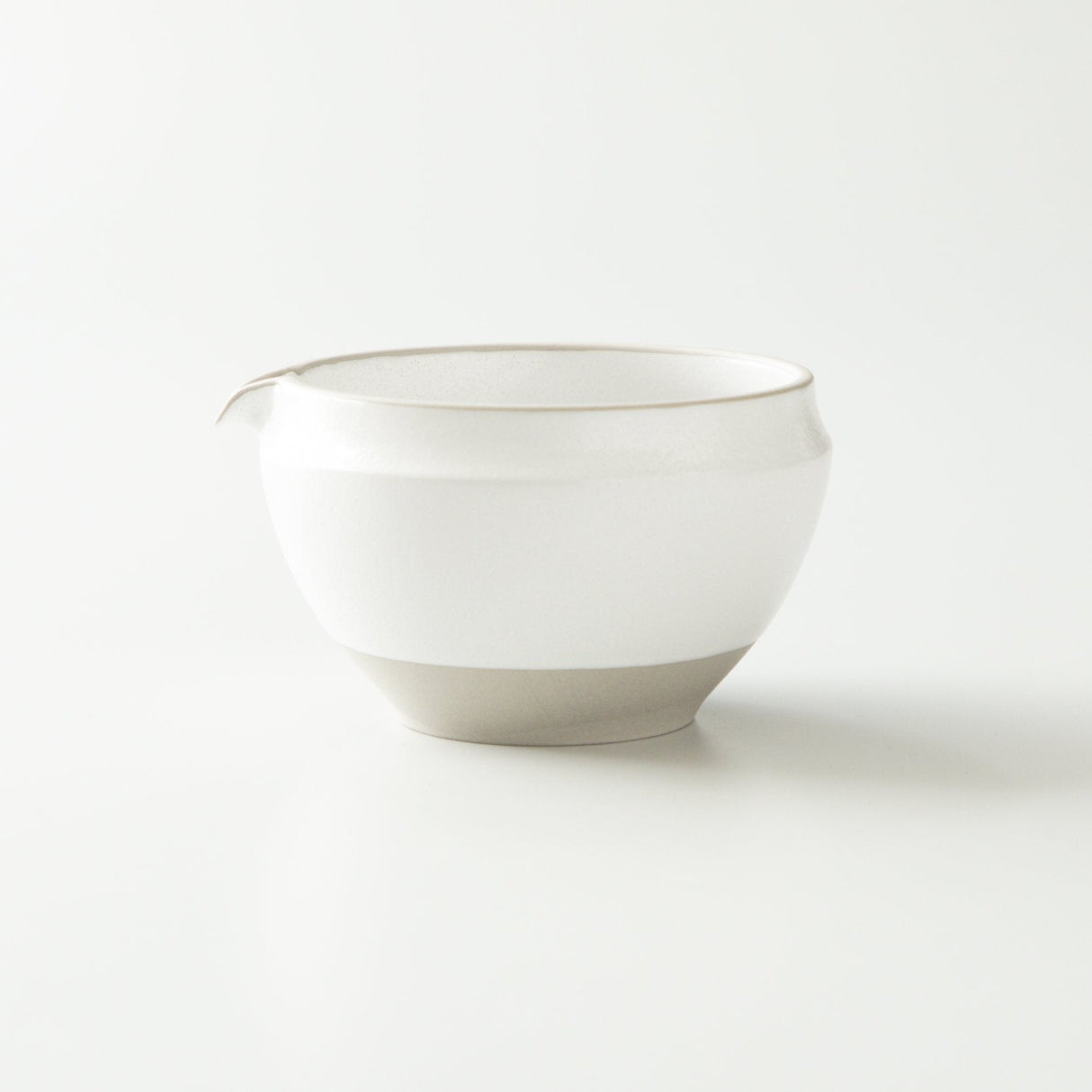 (temporary out of stock) Origami Tea Kumoi Cloud White Minoyaki Porcelain Matcha Bowl with Pouring Lip 抹茶碗 雲居ホワイト