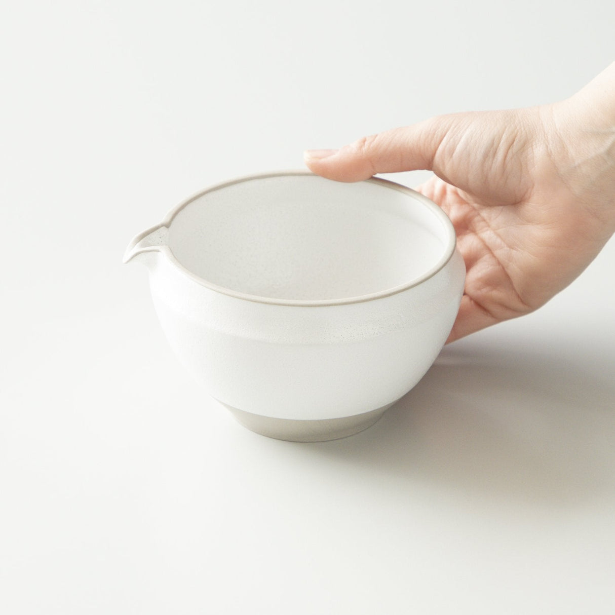 (temporary out of stock) Origami Tea Kumoi Cloud White Minoyaki Porcelain Matcha Bowl with Pouring Lip 抹茶碗 雲居ホワイト