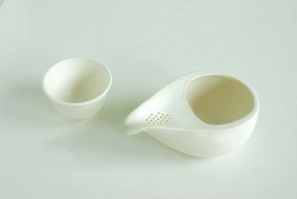 http://yunomi.life/cdn/shop/products/fujisou-porcelain-white-bankoyaki-hitoshizuku-kyusu-set-tea-pot-2-cups-2-378410_1024x.jpg?v=1663992773