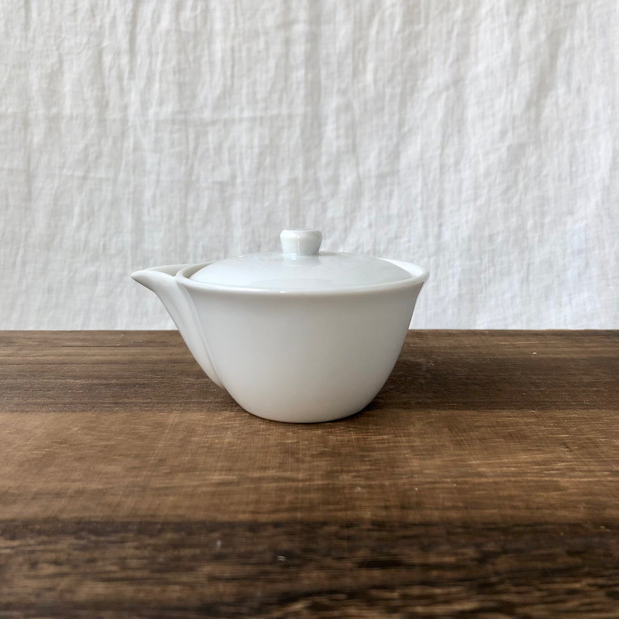Yamatane ミ3609: Tea Professional's White Porcelain Hohin Tea Pot (Stainless Steel Mesh, 140ml) 美濃焼 研茶用急須(ステンレス茶こし)