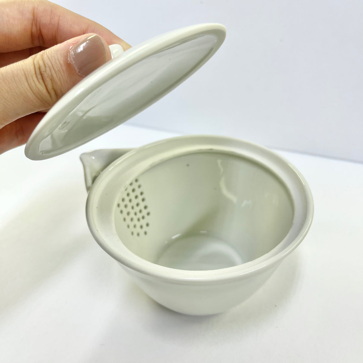 Yamatane ミ3610 : Tea Professional's White Porcelain Hohin Tea Pot (Ceramic Mesh, 140ml) 美濃焼 研茶用急須(洞穴茶こし)