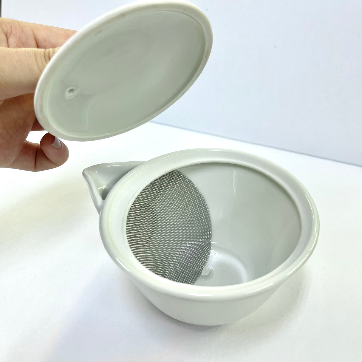 Yamatane ミ3609: Tea Professional's White Porcelain Hohin Tea Pot (Stainless Steel Mesh, 140ml) 美濃焼 研茶用急須(ステンレス茶こし)