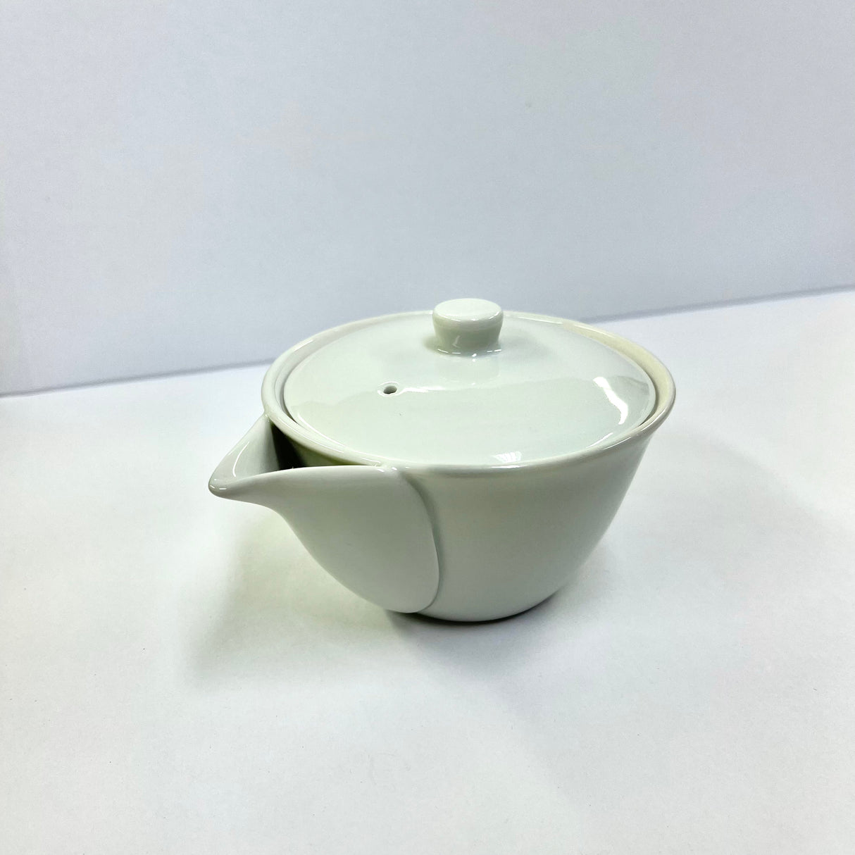 Yamatane ミ3609: Tea Professional's White Porcelain Hohin Tea Pot (Stainless Steel Mesh, 140ml) 美濃焼 研茶用急須(ステンレス茶こし)