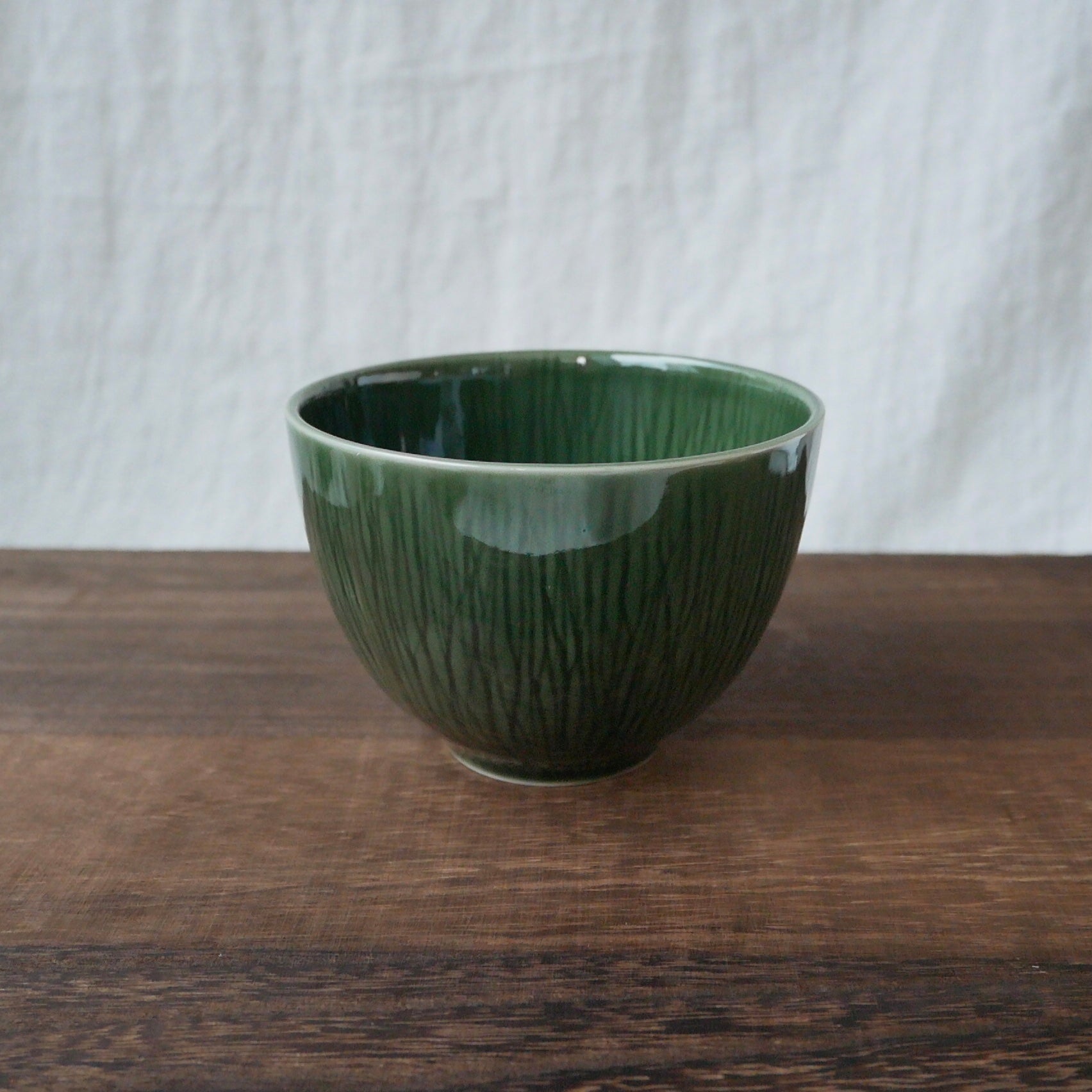 ヤマニ - 深山食器：「しわ」抹茶碗 織部 緑 – Yunomi.life