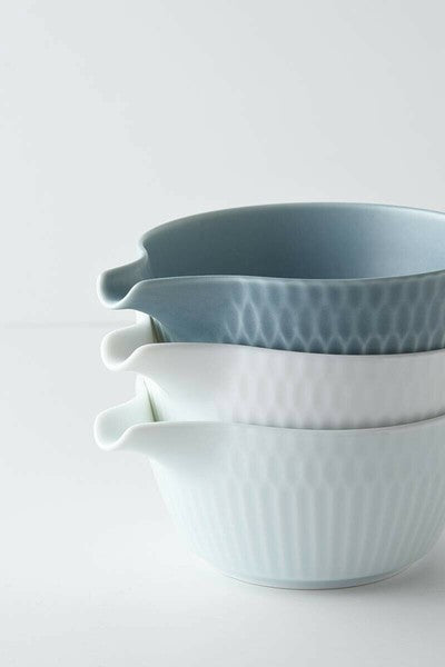 小田陶器：さざなみデザイン磁器注ぎ口付きボウル（ダークブルー） 小田陶器さざなみ片口小鉢（ブルーグレー）