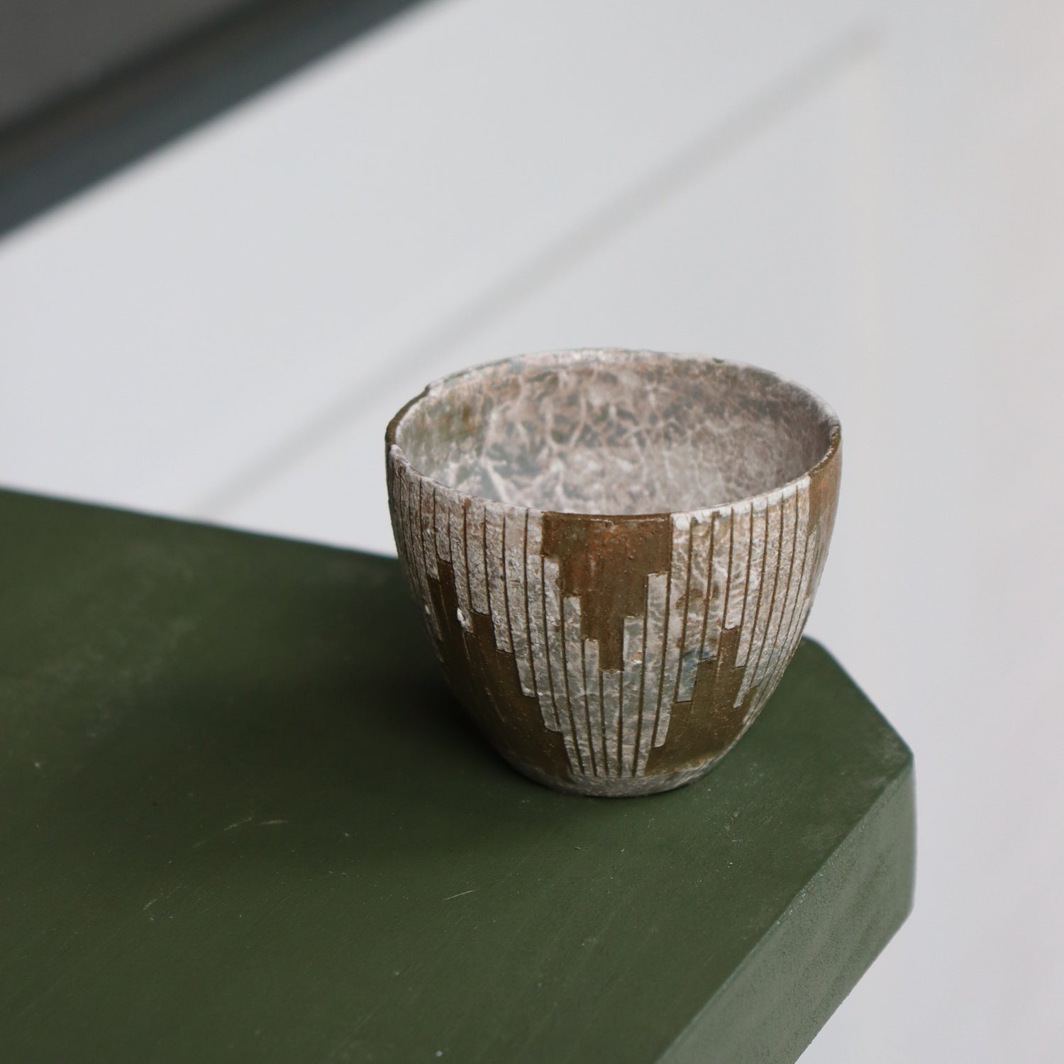 Emui: Handmade Guinomi Cup - Vertical Pattern White-Olive yunomi.life