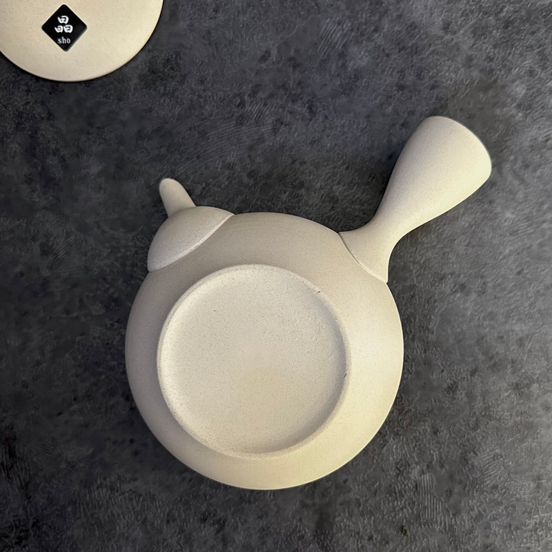 Shoko Kiln (F414): Clouds Taira - Off White Clay Kyusu Tea Pot (300 ml) 晶光白泥平丸急須