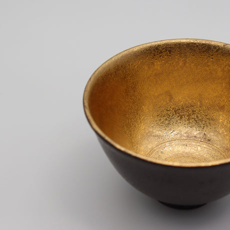 Hasamiyaki Matcha Tea Bowl – Black with Gold 波佐見焼の抹茶碗　黒吹金彩碗金