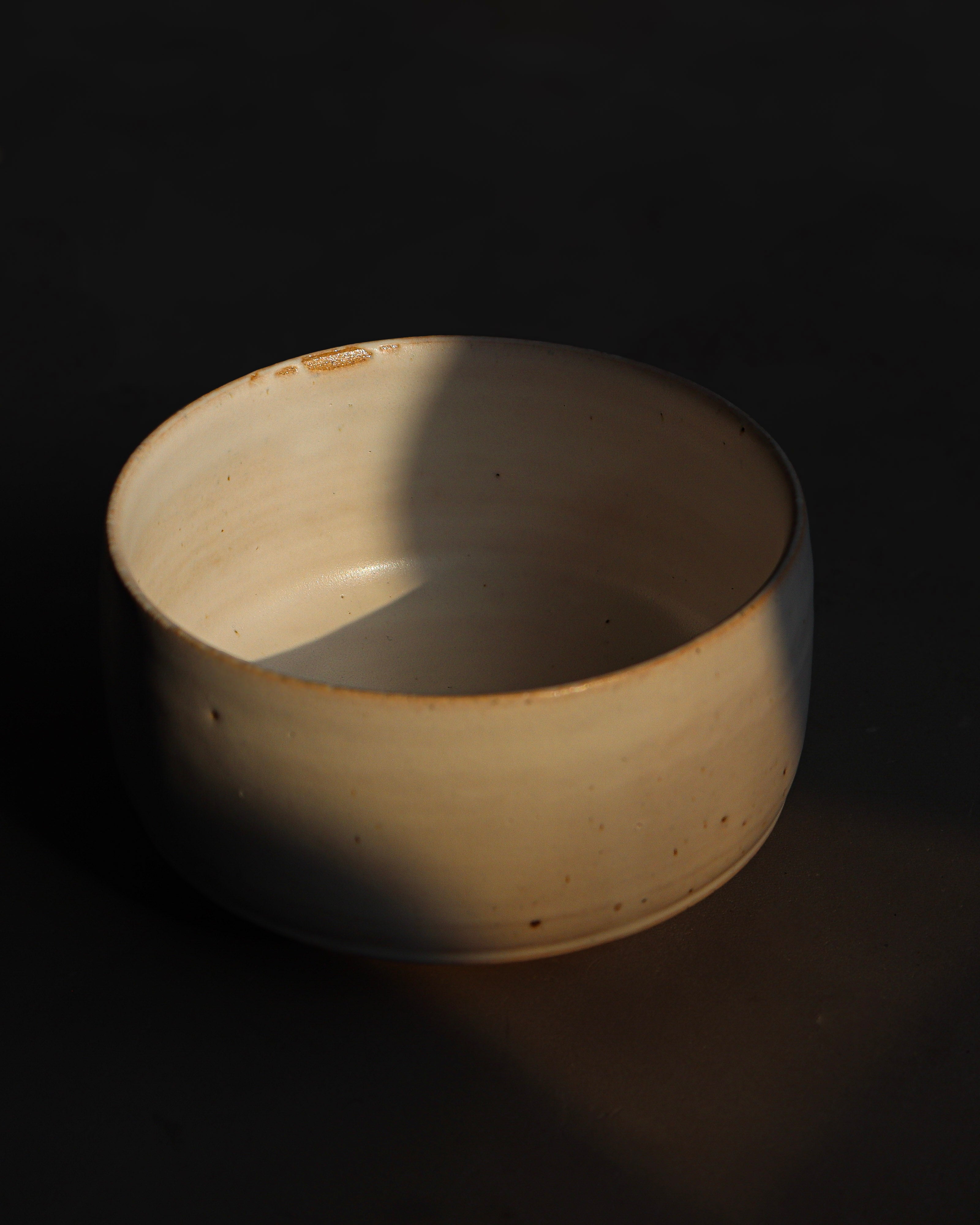 Emui: 手作り抹茶碗 白灯 - 花 – Yunomi.life