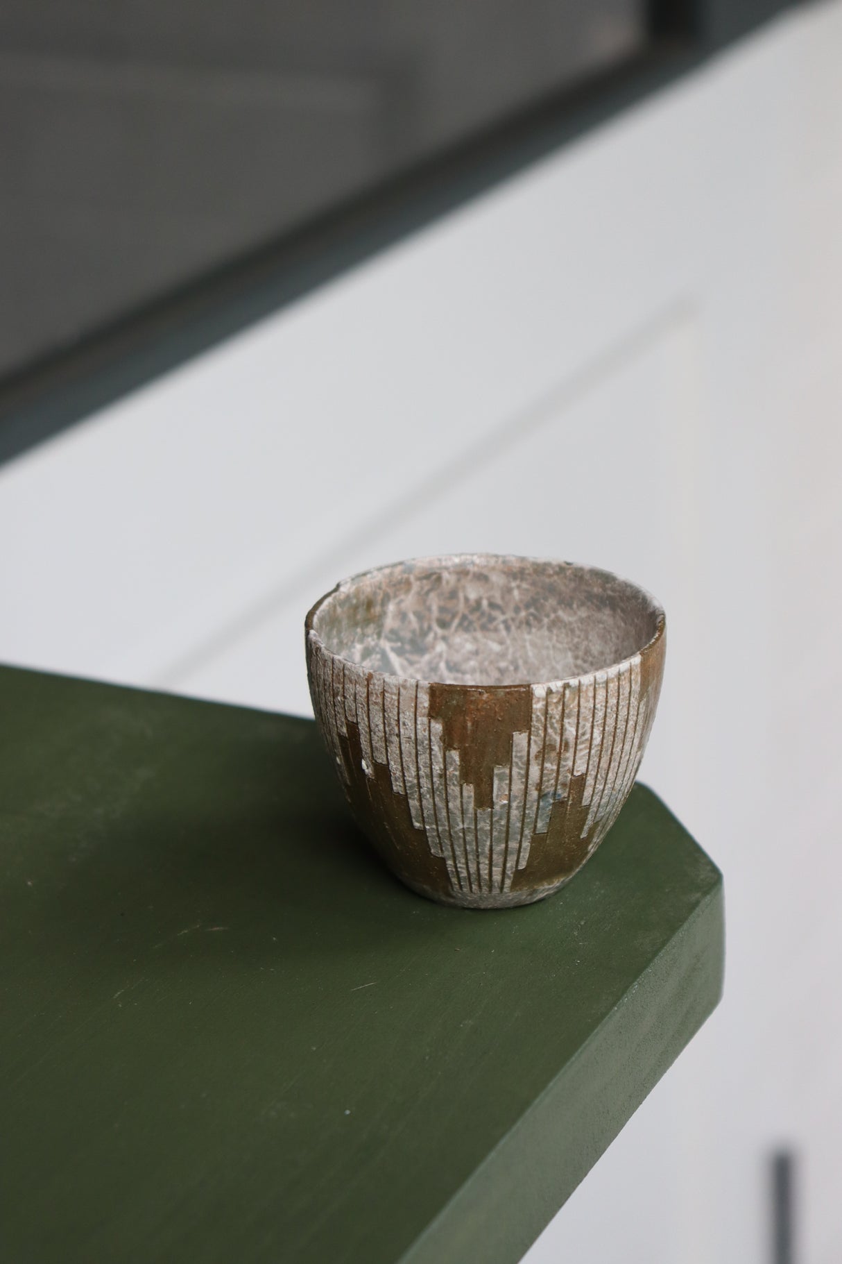 Emui: Handmade Guinomi Cup - Vertical Pattern White-Olive