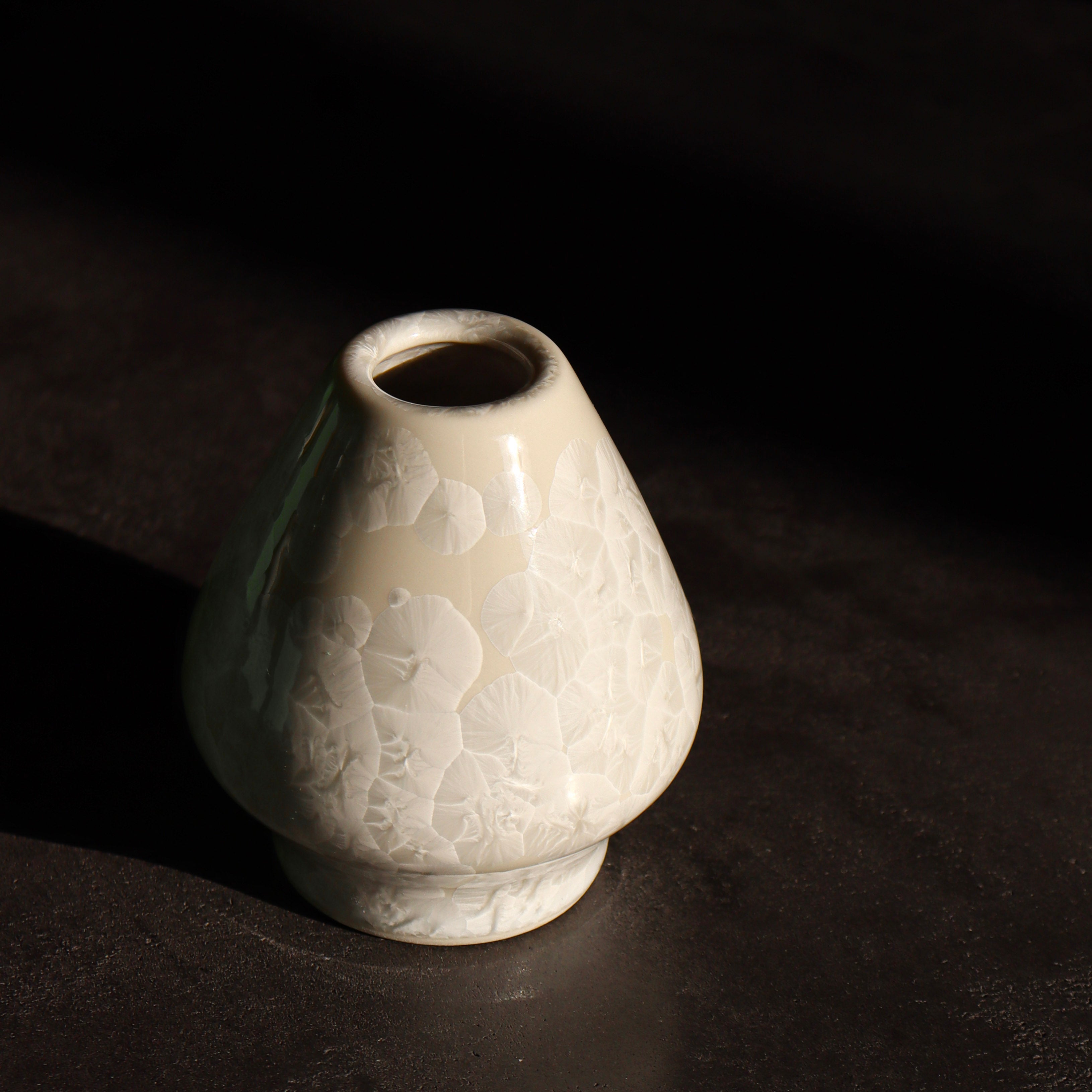 Kiwakoto Suikaen White Matcha Pouring Bowl & Whisk Stand Set 片口