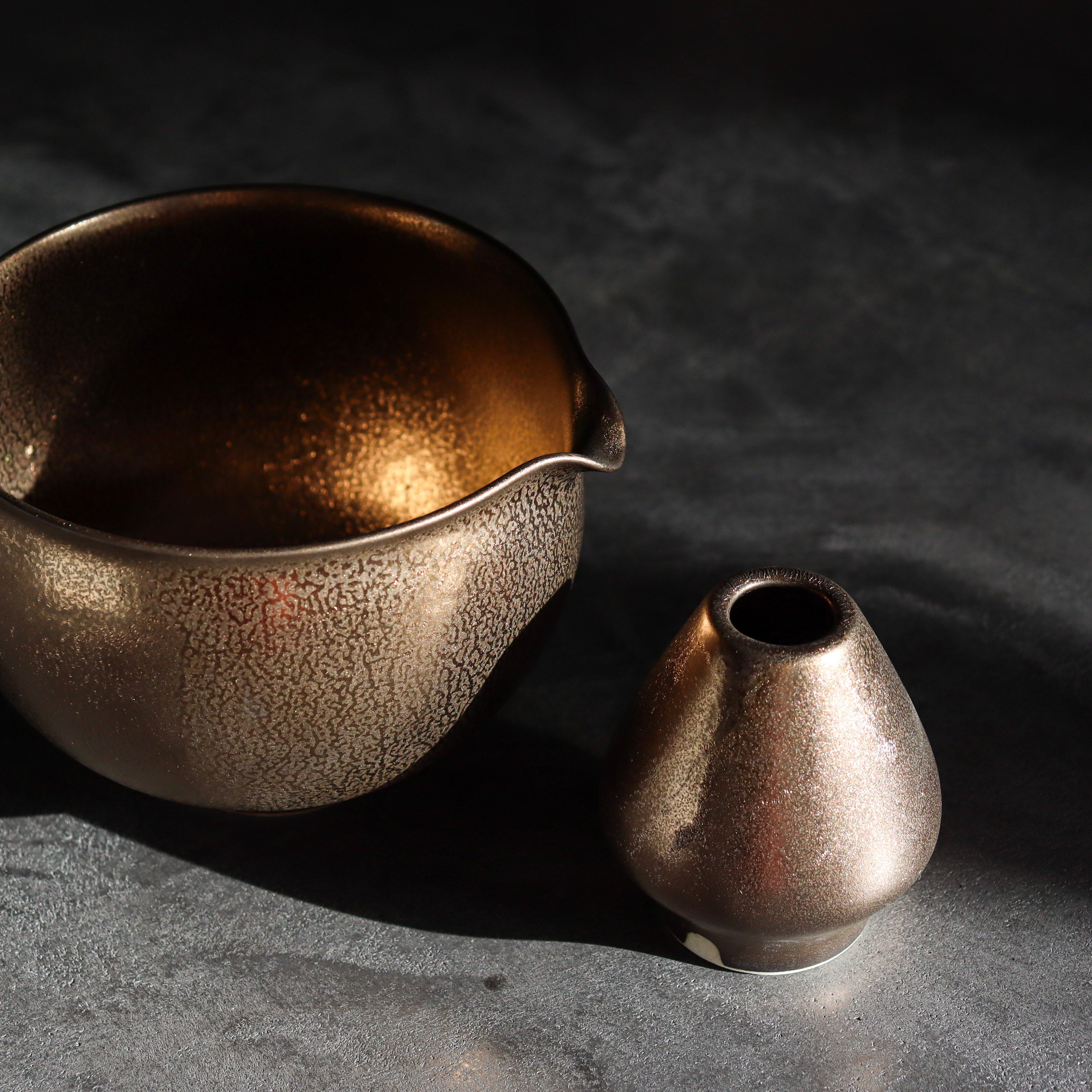 Kiwakoto Suikaen Gold Matcha Pouring Bowl & Whisk Stand Set 片口