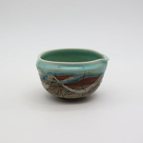 Mino Ware Blue and White Matcha Tea Bowl with Pouring Lip / 【片口抹茶碗】片口二色線描き青白 yunomi.life