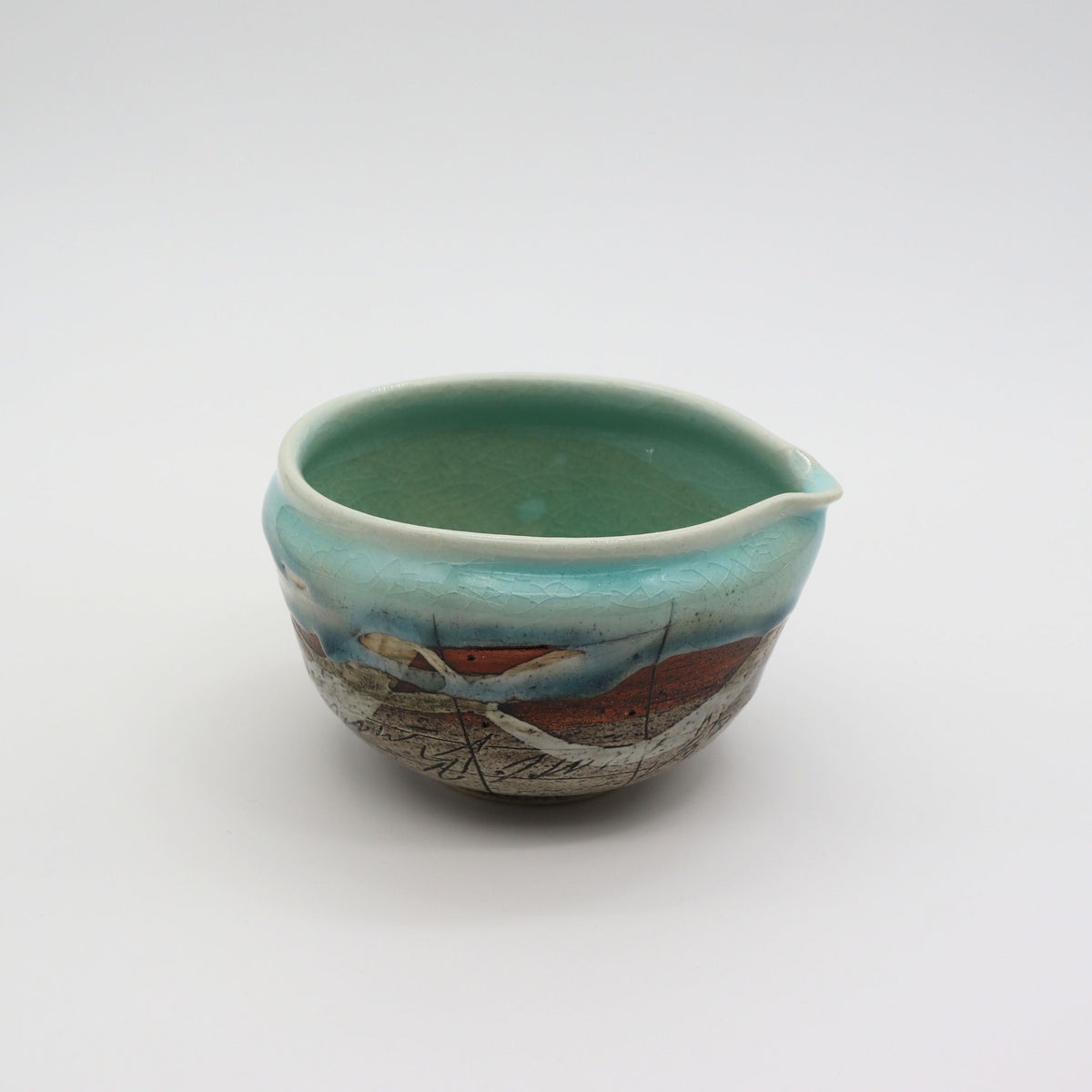Mino Ware Blue and White Matcha Tea Bowl with Pouring Lip / 【片口抹茶碗】片口二色線描き青白 yunomi.life
