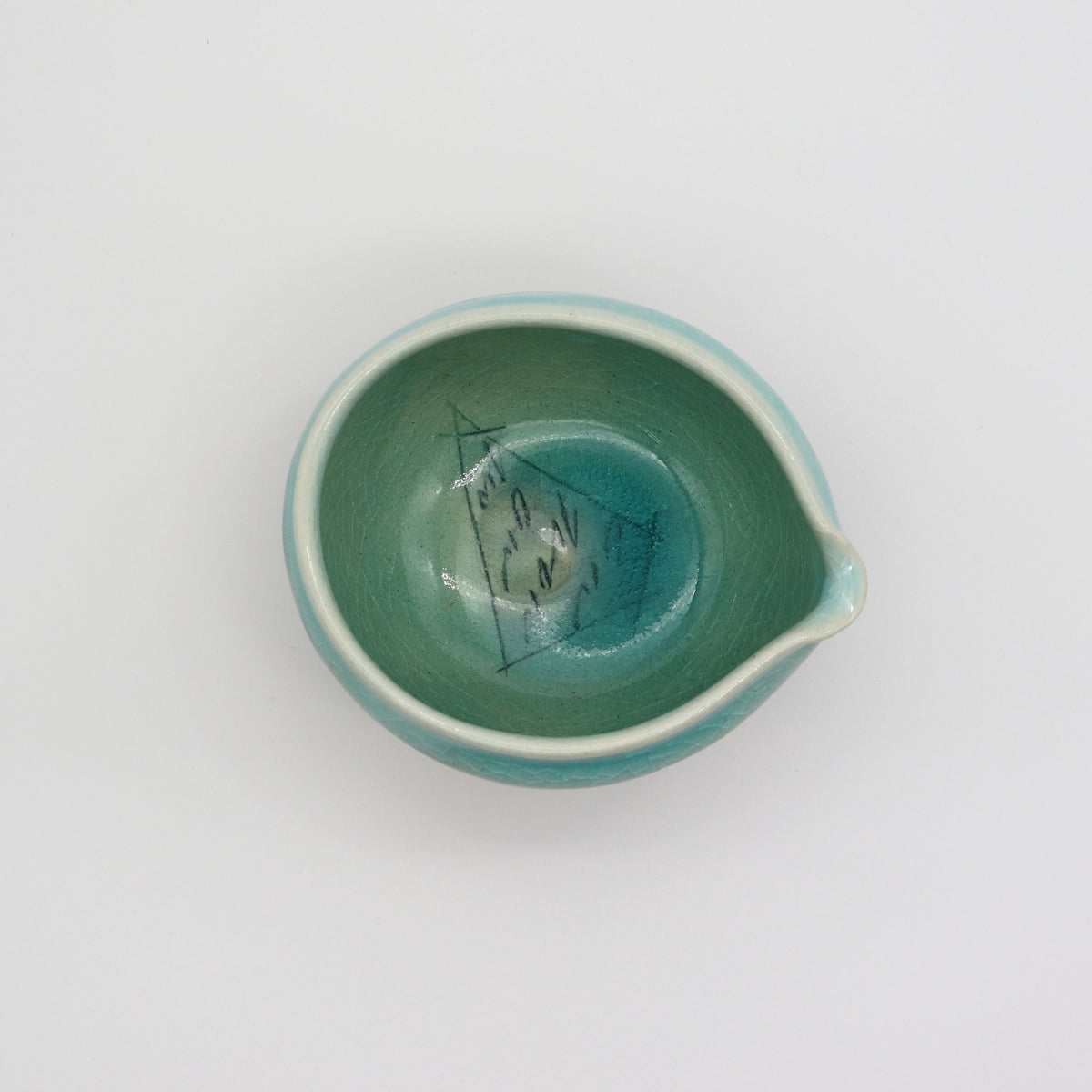 Mino Ware Blue and White Matcha Tea Bowl with Pouring Lip / 【片口抹茶碗】片口二色線描き青白