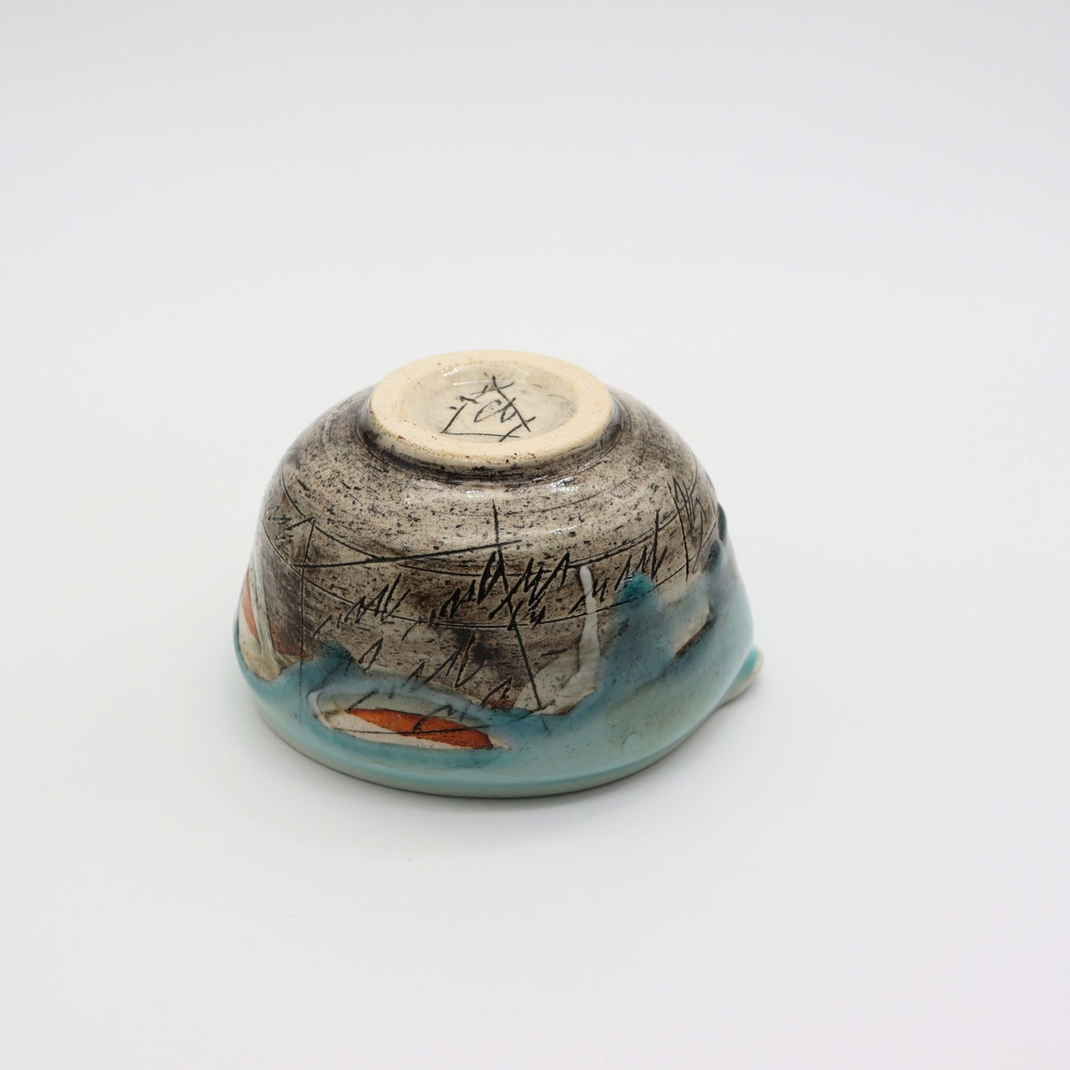 Mino Ware Blue and White Matcha Tea Bowl with Pouring Lip / 【片口抹茶碗】片口二色線描き青白 yunomi.life