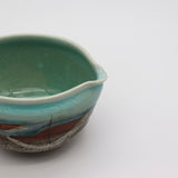 Mino Ware Blue and White Matcha Tea Bowl with Pouring Lip / 【片口抹茶碗】片口二色線描き青白 yunomi.life