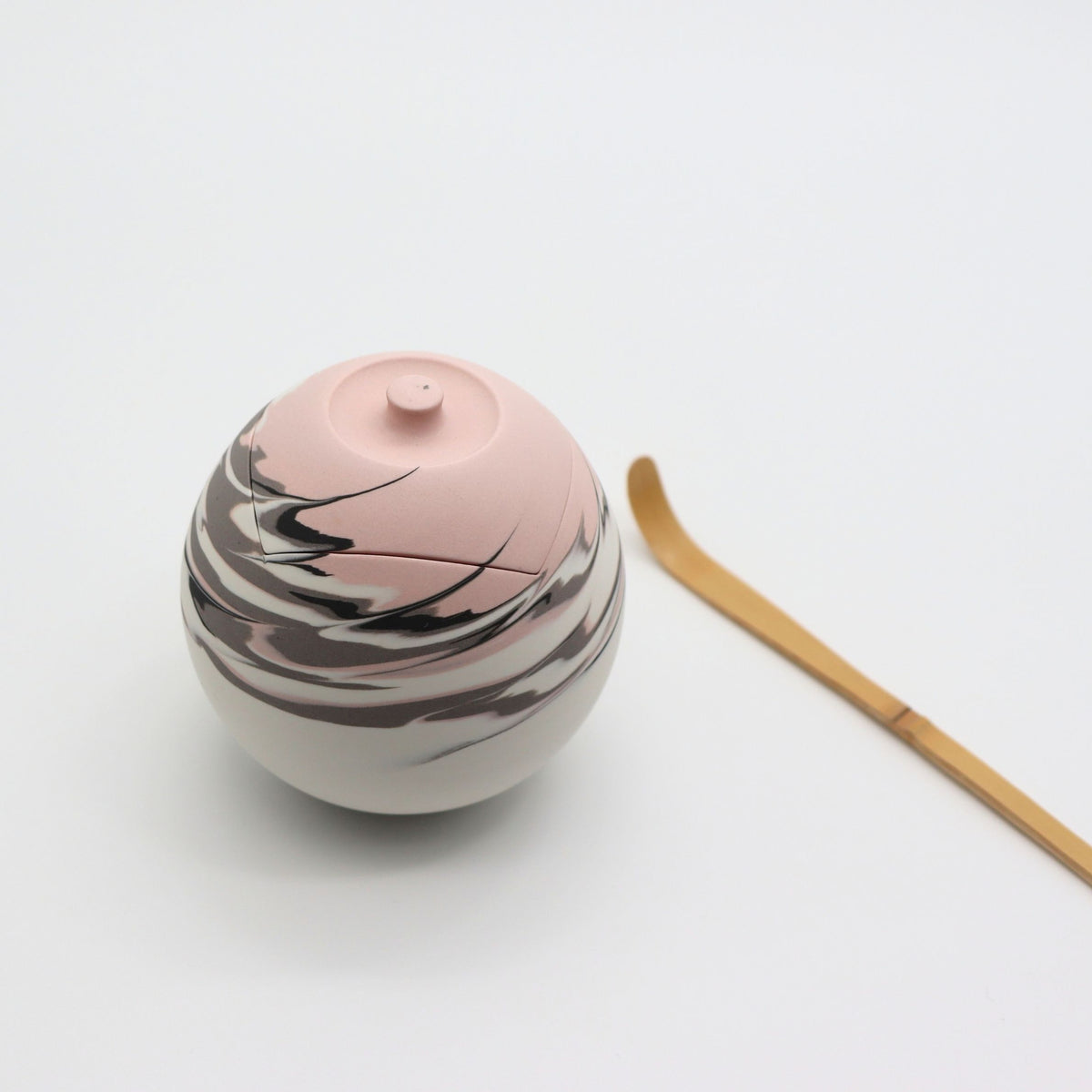 [One-of-a-Kind] Shinro Yamamoto: Marble Porcelain Natsume A / Lidded Container (Pink) yunomi.life