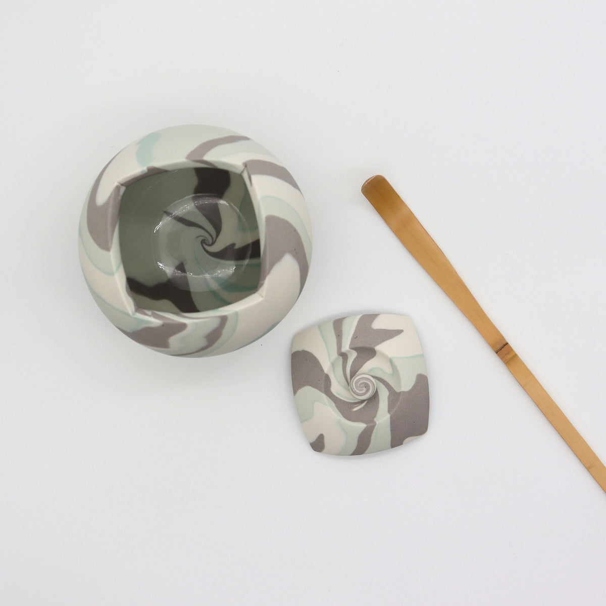 [One-of-a-Kind] Shinro Yamamoto: Marble Porcelain Natsume B / Lidded Container (Green)