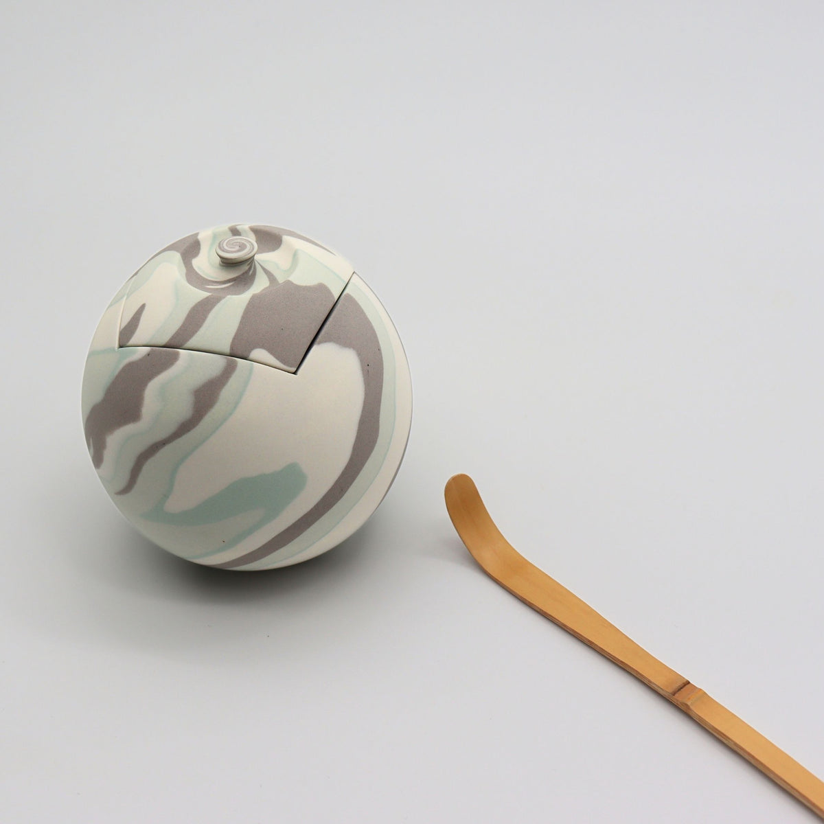 [One-of-a-Kind] Shinro Yamamoto: Marble Porcelain Natsume B / Lidded Container (Green)