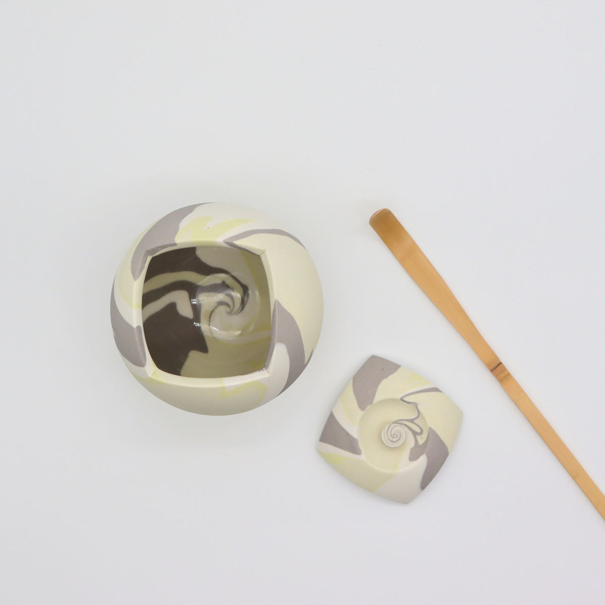 [One-of-a-Kind] Shinro Yamamoto: Marble Porcelain Natsume B / Lidded Container (Yellow) yunomi.life