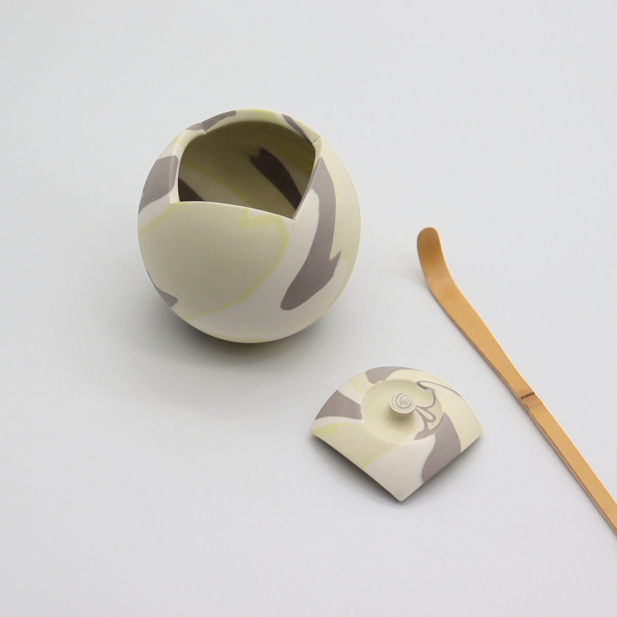 [One-of-a-Kind] Shinro Yamamoto: Marble Porcelain Natsume B / Lidded Container (Yellow) yunomi.life