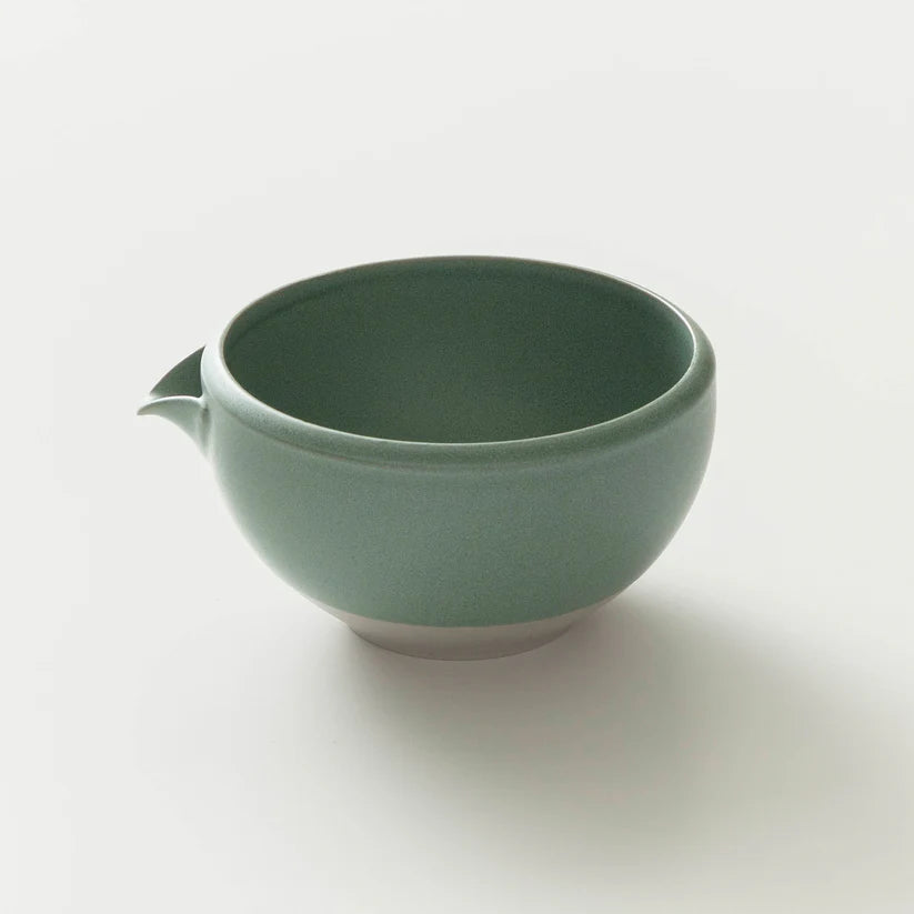ORIGAMI「Kai - 片口」竹グリーン - 美濃焼 磁器製片口抹茶碗 – Yunomi