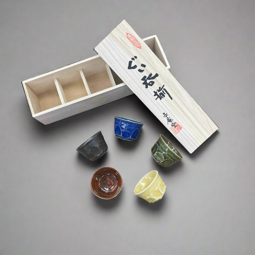 Seiangama: Carved Design Mino-yaki Guinomi Cup 5 Piece Set with Wooden Box 削ぎ五様ぐい呑揃