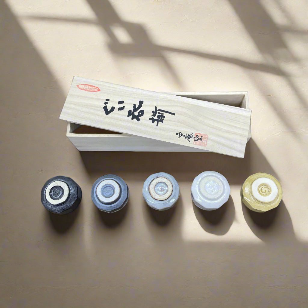 青安窯：手造り美濃焼 ぐい呑5個セット 木箱付き 手造り五様ぐい呑揃い