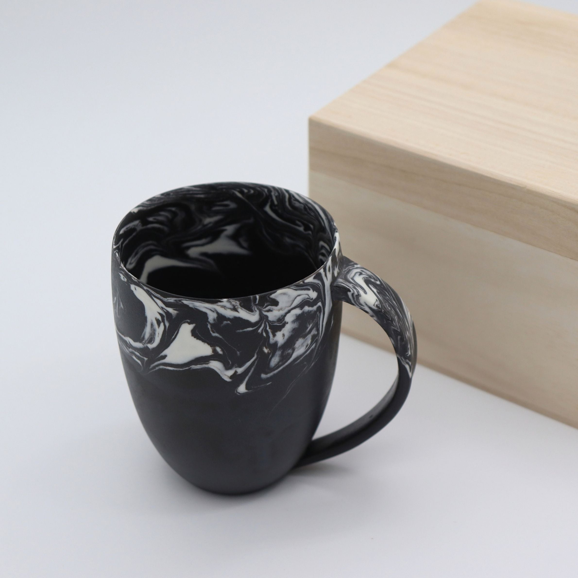 山本真路 黒大理石磁器マグカップ 日本製 | Yunomi.life
