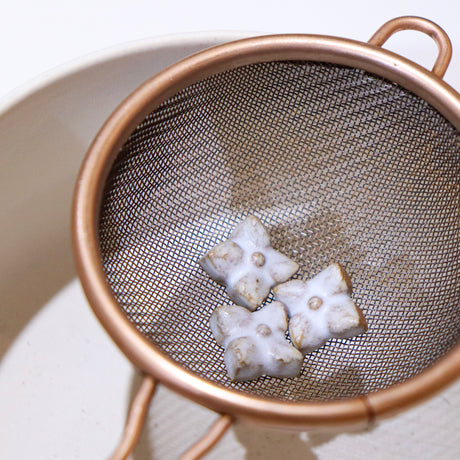 Tamasa (玉彩) ー Ceramic Matcha Sifting Beads White 2