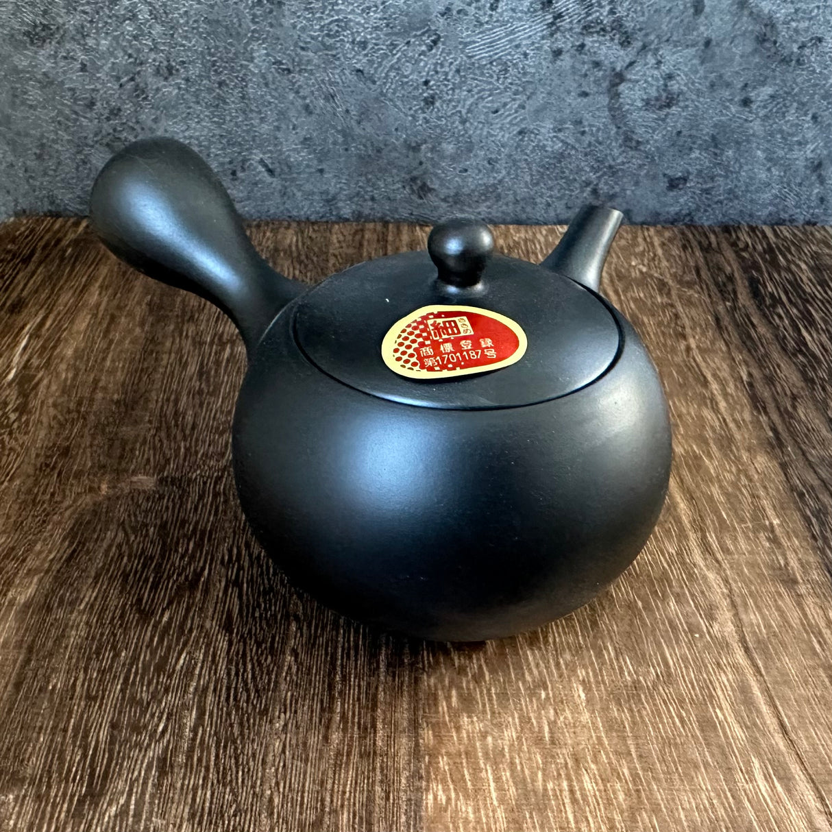 Takasuke Kiln 高資陶苑 e45: Tokoname Kyusu Tea Pot, musta, keraaminen verkkosiivilä 210 ml