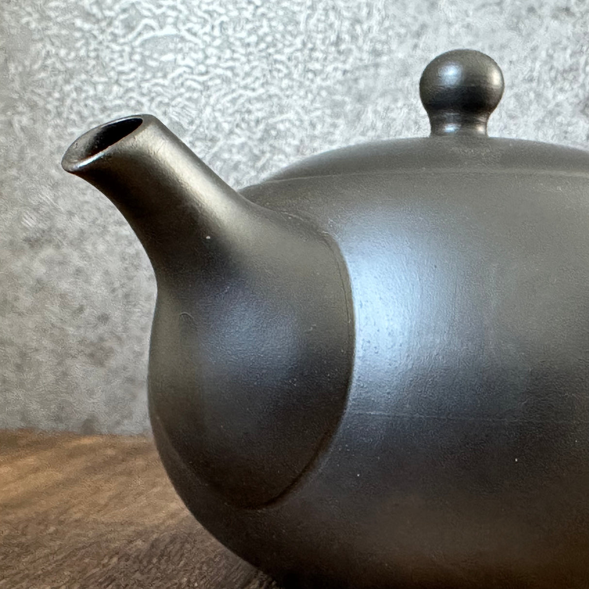 Takasuke Kiln 高資陶苑 e45: Tokoname Kyusu Tea Pot, Black, Ceramic Mesh Strainer 210 ml